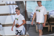 PEOPLE - Zac Efron chillts mit einer Kokosnuss am Pool in Rio