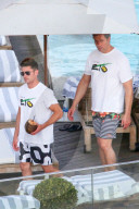 PEOPLE - Zac Efron chillts mit einer Kokosnuss am Pool in Rio