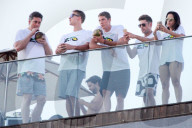 PEOPLE - Zac Efron chillts mit einer Kokosnuss am Pool in Rio