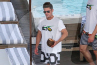 PEOPLE - Zac Efron chillts mit einer Kokosnuss am Pool in Rio