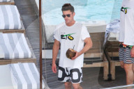 PEOPLE - Zac Efron chillts mit einer Kokosnuss am Pool in Rio