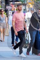 PEOPLE - Calvin Harris zeigt Farbe in New York