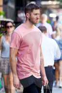 PEOPLE - Calvin Harris zeigt Farbe in New York