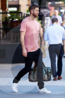 PEOPLE - Calvin Harris zeigt Farbe in New York