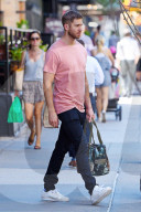 PEOPLE - Calvin Harris zeigt Farbe in New York