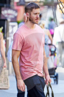 PEOPLE - Calvin Harris zeigt Farbe in New York