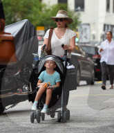 PEOPLE - Hilary Duff schiebt den Nachwuchs durch New York