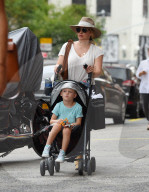 PEOPLE - Hilary Duff schiebt den Nachwuchs durch New York