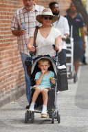 PEOPLE - Hilary Duff schiebt den Nachwuchs durch New York