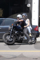 PEOPLE - Josh Hutcherson und Freundin Claudia shoppen am Melrose