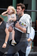 PEOPLE - Daddy on Duty: John Krasinski trägt seine Hazel durch Manhattan