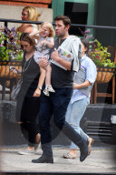 PEOPLE - Daddy on Duty: John Krasinski trägt seine Hazel durch Manhattan