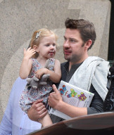 PEOPLE - Daddy on Duty: John Krasinski trägt seine Hazel durch Manhattan