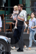 PEOPLE - Daddy on Duty: John Krasinski trägt seine Hazel durch Manhattan