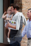 PEOPLE - Daddy on Duty: John Krasinski trägt seine Hazel durch Manhattan