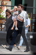 PEOPLE - Daddy on Duty: John Krasinski trägt seine Hazel durch Manhattan