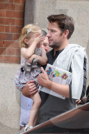 PEOPLE - Daddy on Duty: John Krasinski trägt seine Hazel durch Manhattan