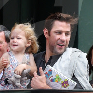 PEOPLE - Daddy on Duty: John Krasinski trägt seine Hazel durch Manhattan