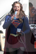 PEOPLE - Supergirl Melissa Benoist gönnt sich in der Drehpause ein Glace