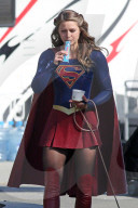 PEOPLE - Supergirl Melissa Benoist gönnt sich in der Drehpause ein Glace