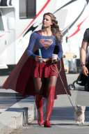 PEOPLE - Supergirl Melissa Benoist gönnt sich in der Drehpause ein Glace
