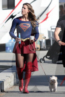 PEOPLE - Supergirl Melissa Benoist gönnt sich in der Drehpause ein Glace