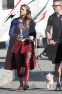 PEOPLE - Supergirl Melissa Benoist gönnt sich in der Drehpause ein Glace