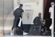 PEOPLE - Hilfsbereit: David Beckham hilft einer Frau im Rollstuhl