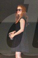 PEOPLE - Lady in Black: Isla Fisher auf dem Weg zum Meeting