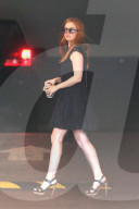 PEOPLE - Lady in Black: Isla Fisher auf dem Weg zum Meeting