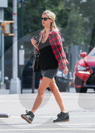 PEOPLE - Nicky Hilton spaziert durchs East Village
