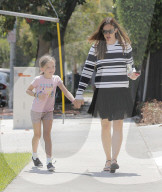 PEOPLE - Jennifer Garner im Streifen-Look in Beverly Hills unterwegs