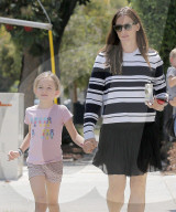 PEOPLE - Jennifer Garner im Streifen-Look in Beverly Hills unterwegs