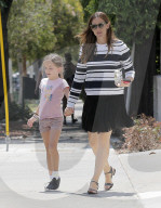 PEOPLE - Jennifer Garner im Streifen-Look in Beverly Hills unterwegs