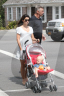 PEOPLE - Familie Baldwin macht einen SPaziergang in den Hamptons