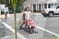 PEOPLE - Familie Baldwin macht einen SPaziergang in den Hamptons