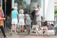 PEOPLE - Familie Baldwin macht einen SPaziergang in den Hamptons