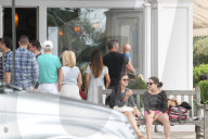 PEOPLE - Familie Baldwin macht einen SPaziergang in den Hamptons