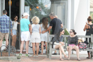 PEOPLE - Familie Baldwin macht einen SPaziergang in den Hamptons