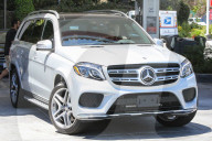 EXKLUSIV - Brooklyn Beckham scheint etwas Mühe beim betanken zu haben