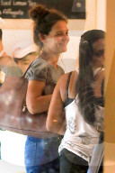 PEOPLE - Katie Holmes und Klein Suri verlassen das Rosemary im West Village