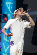 PEOPLE - Wiz Khalifa kifft auf der Bühne