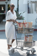 PEOPLE - Kelly Rowland schiebt einen vollen Einkaufswagen zum Auto