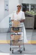 PEOPLE - Kelly Rowland schiebt einen vollen Einkaufswagen zum Auto