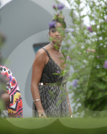 PEOPLE - Alesha Dixon steht in Ibiza für X Factor vor der Linse