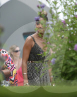 PEOPLE - Alesha Dixon steht in Ibiza für X Factor vor der Linse