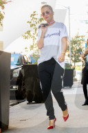 PEOPLE - Casual-Chic: Rita Ora auf dem Weg in die Studios
