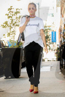 PEOPLE - Casual-Chic: Rita Ora auf dem Weg in die Studios