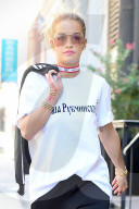 PEOPLE - Casual-Chic: Rita Ora auf dem Weg in die Studios