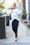 PEOPLE - Casual-Chic: Rita Ora auf dem Weg in die Studios